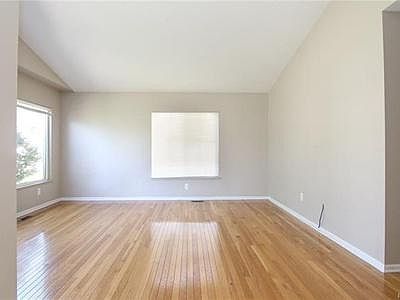 4th image of 23106 Hazelwood Ave