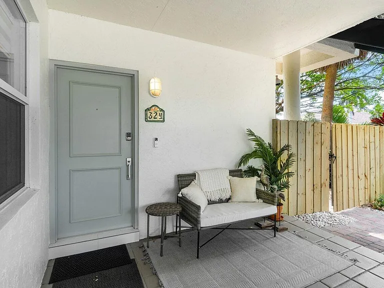 324 N Lake Dr — Photo 8