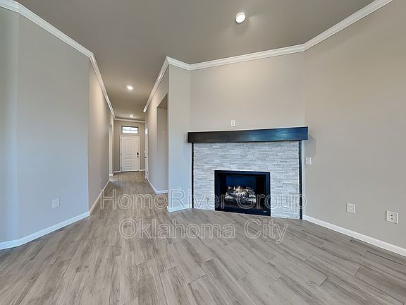 3rd image of 819 SE 17th Ter