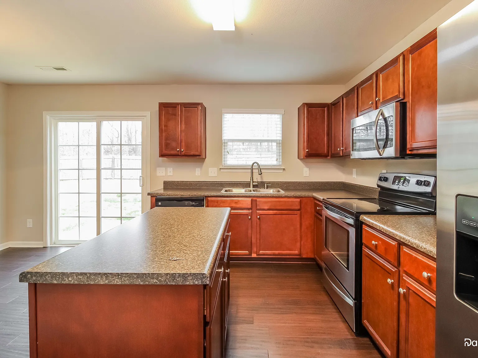 3 bed, 2.5 bath, 2231 sqft, $2,315 — Photo 3