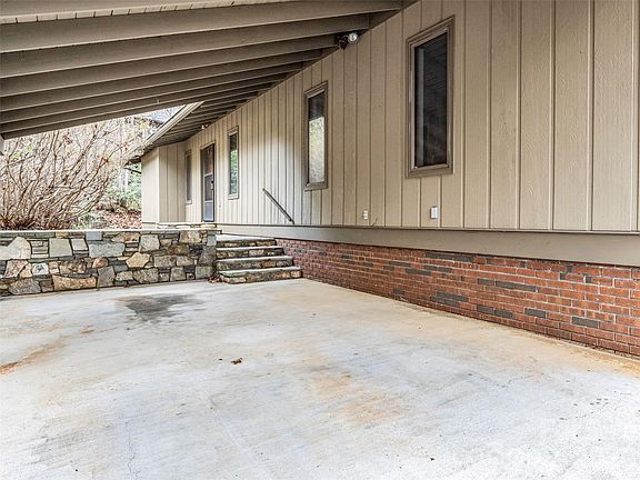 3rd image of 417 Ivy Rd