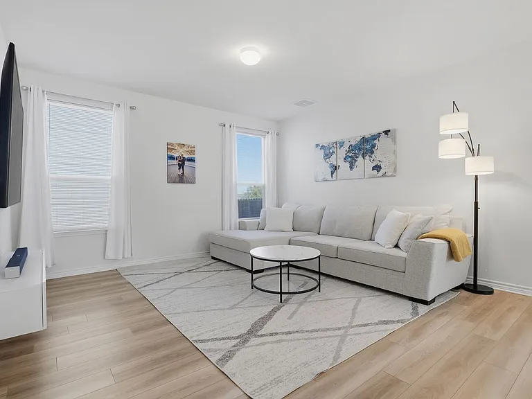 15415 Oceanus Dr — Photo 2