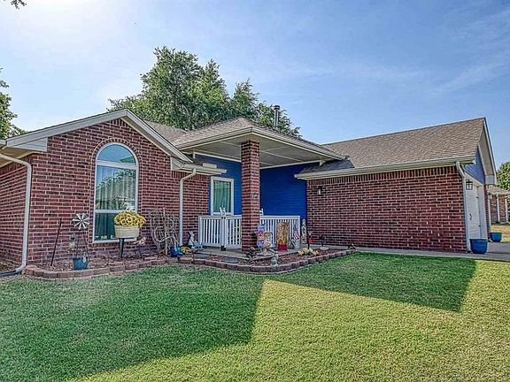 2nd image of 2106 Oakridge Dr