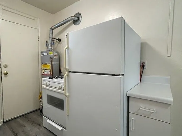 Quaint Studio, Freshly Painted, with modern fixtures, with front and back entrance, — Photo 7