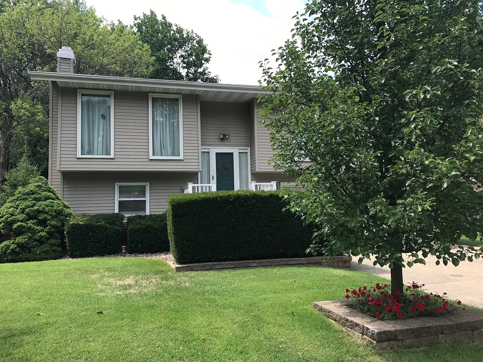 875 Kirk Dr photo 1