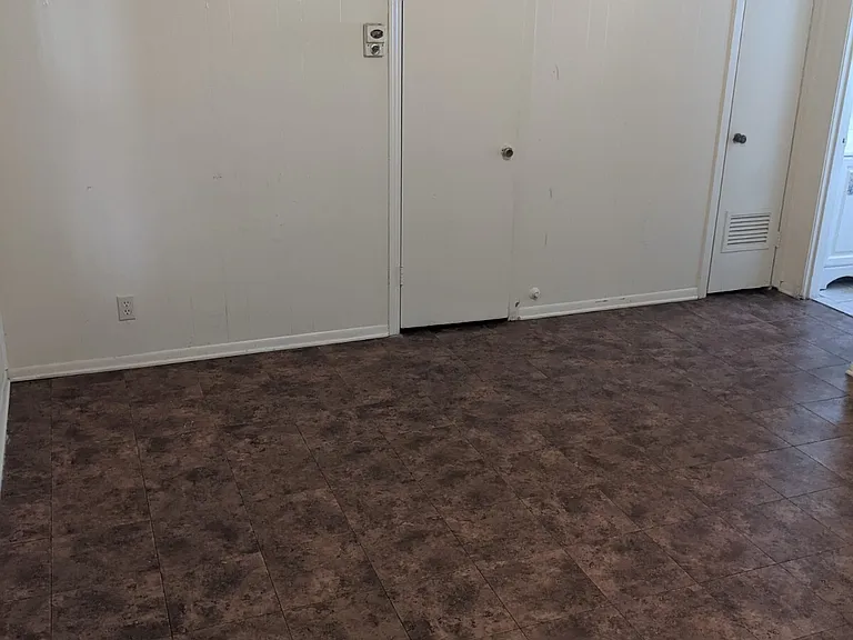 209 E Dean Ave — Photo 2