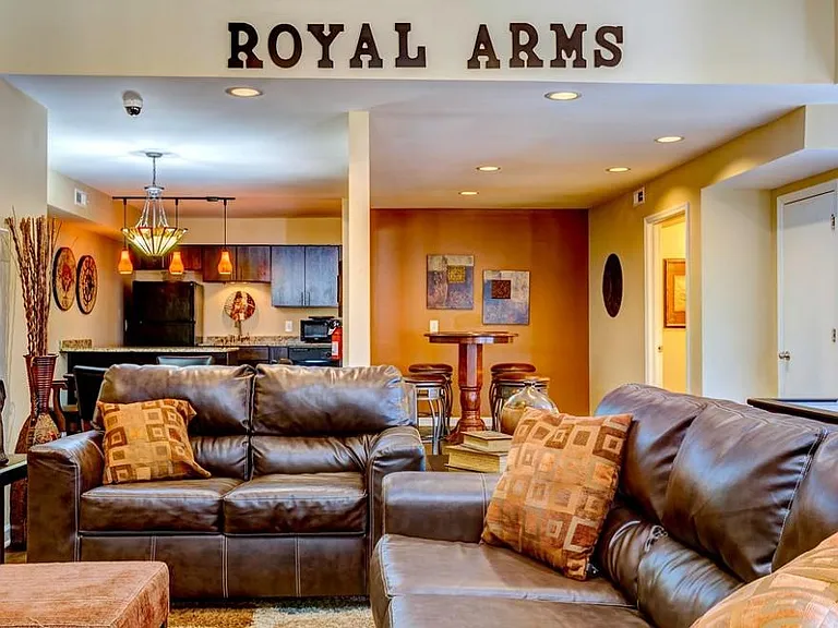 Royal Arms of Green Hills — Photo 18