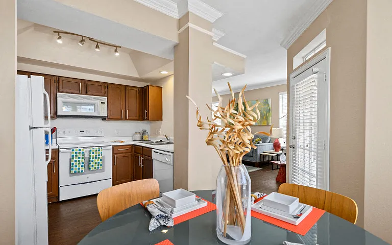Lanesborough Apartments — Photo 40