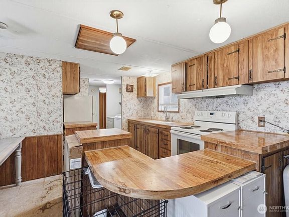 3rd image of 121 Dill Avenue