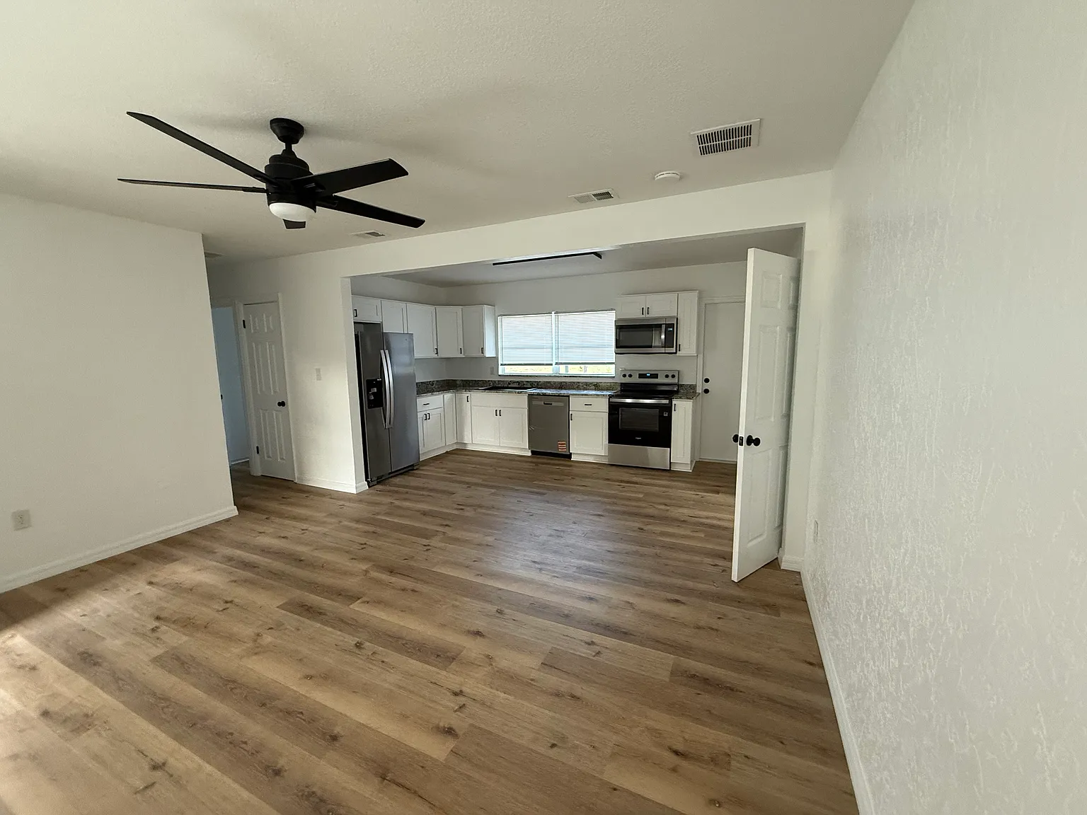 3 bed, 2.5 bath, 1028 sqft, $2,200 — Photo 2