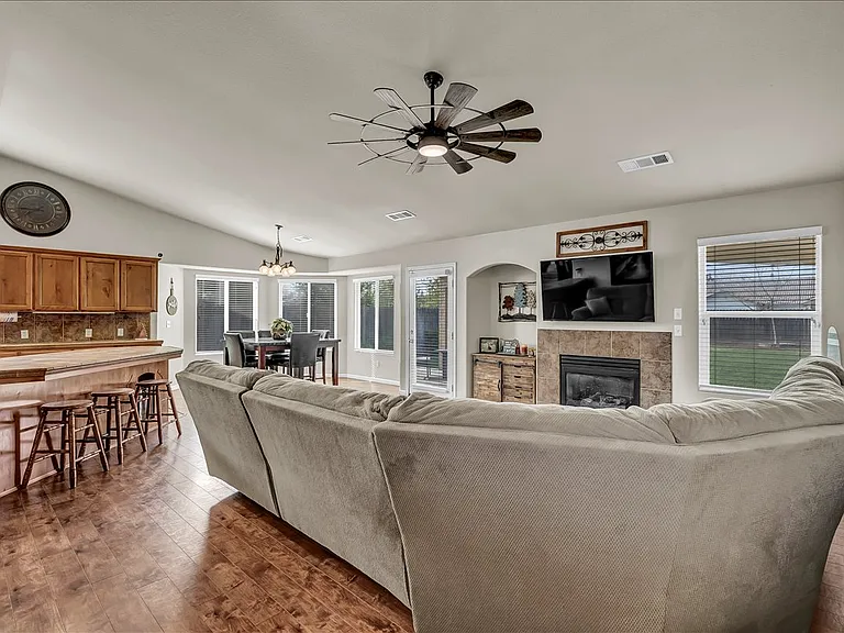2435 N Crowe St — Photo 40
