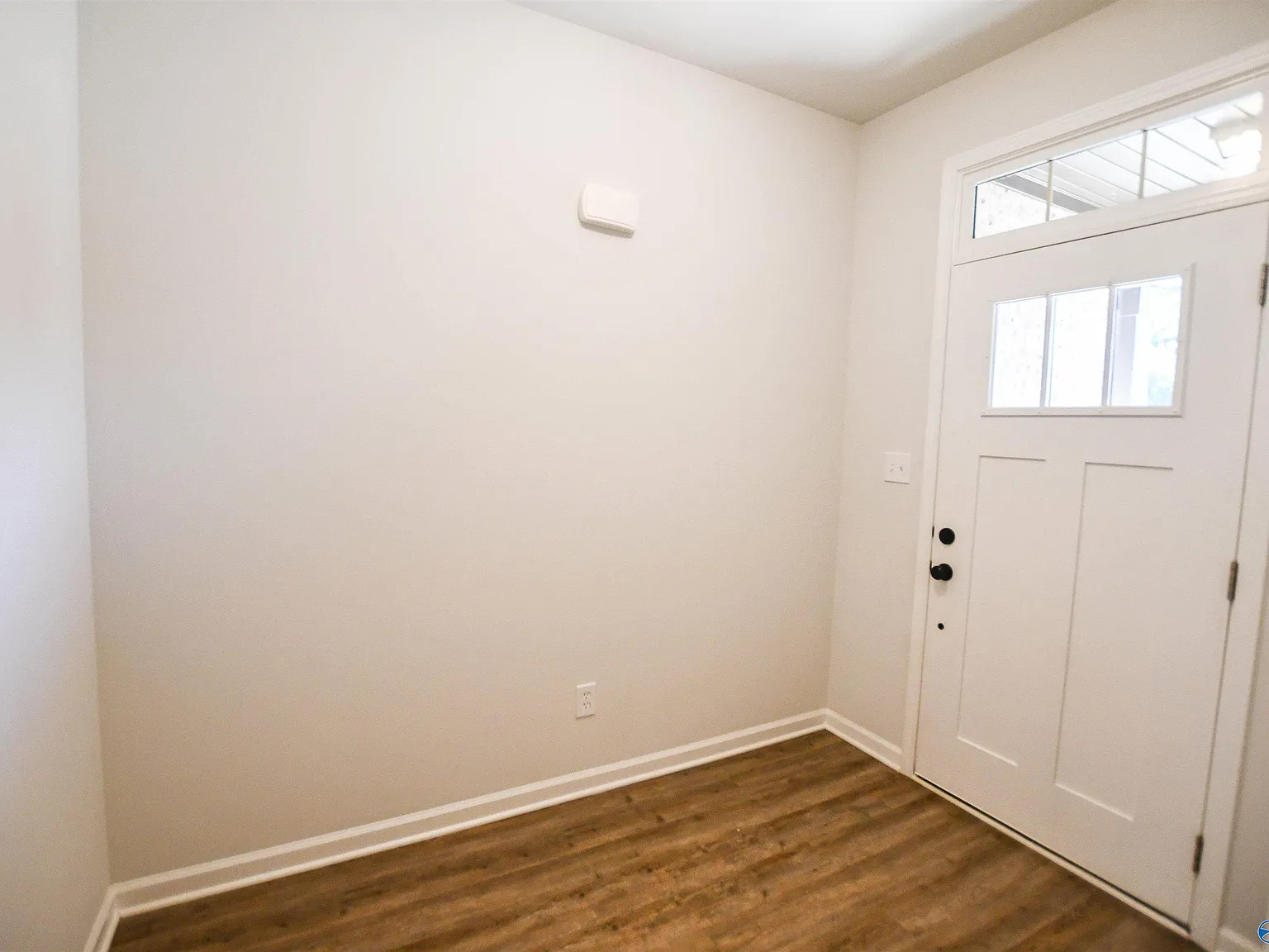 4 bed, 2.0 bath, 2303 sqft, $2,300 — Photo 2