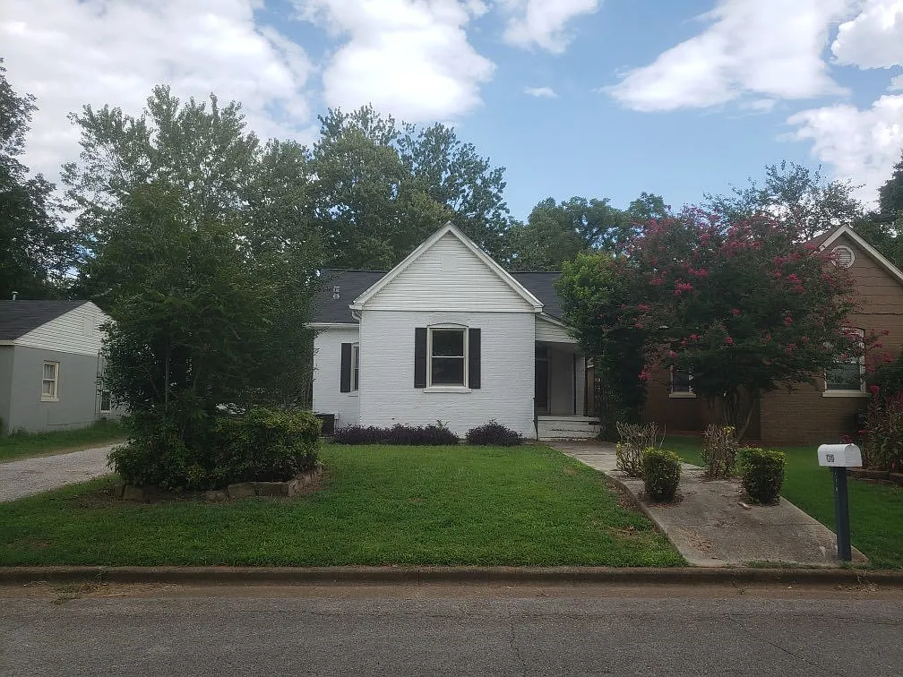 3 bed, 2.0 bath, 1218 sqft, $1,399 — Photo 1
