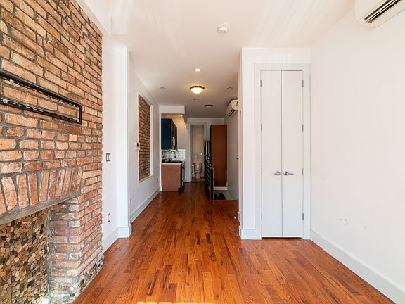 3rd image of 215 Marion St APT 1A