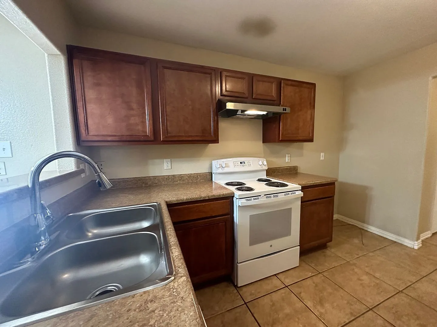 Beautiful 3 bedroom 2.5 full baths Plus Additional Room — Photo 3