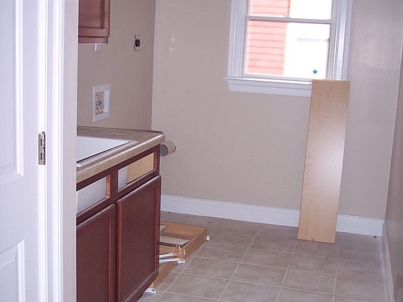 2nd Floor Laundry w/ deep sink