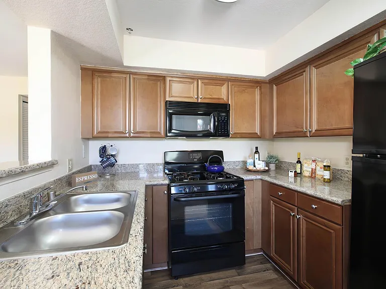 Ladera Apartments — Photo 25