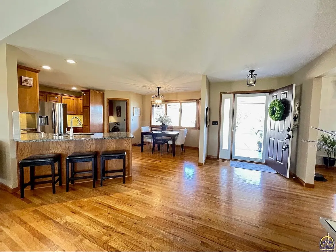 3 bed, 2748 sqft, $3,000 — Photo 4