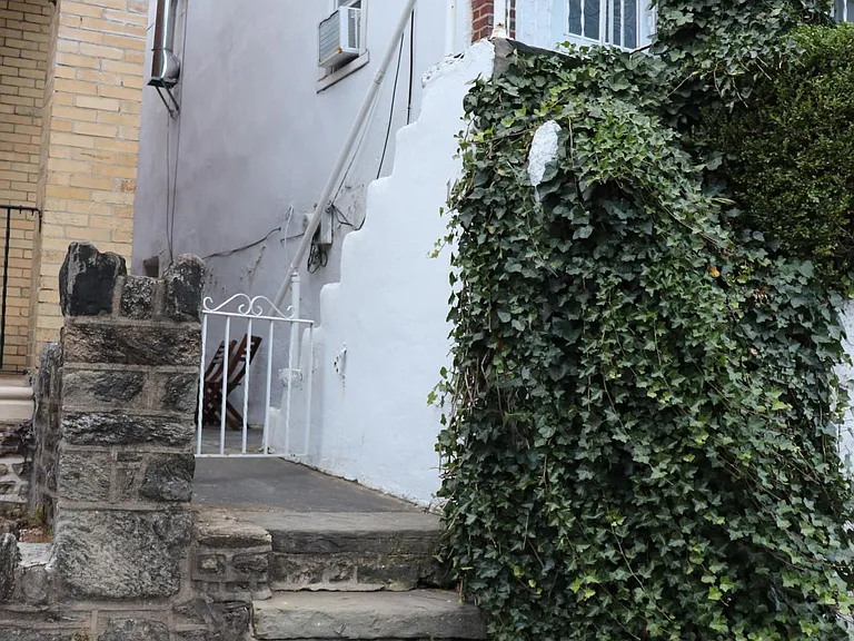 140 Shurs Ln — Photo 4