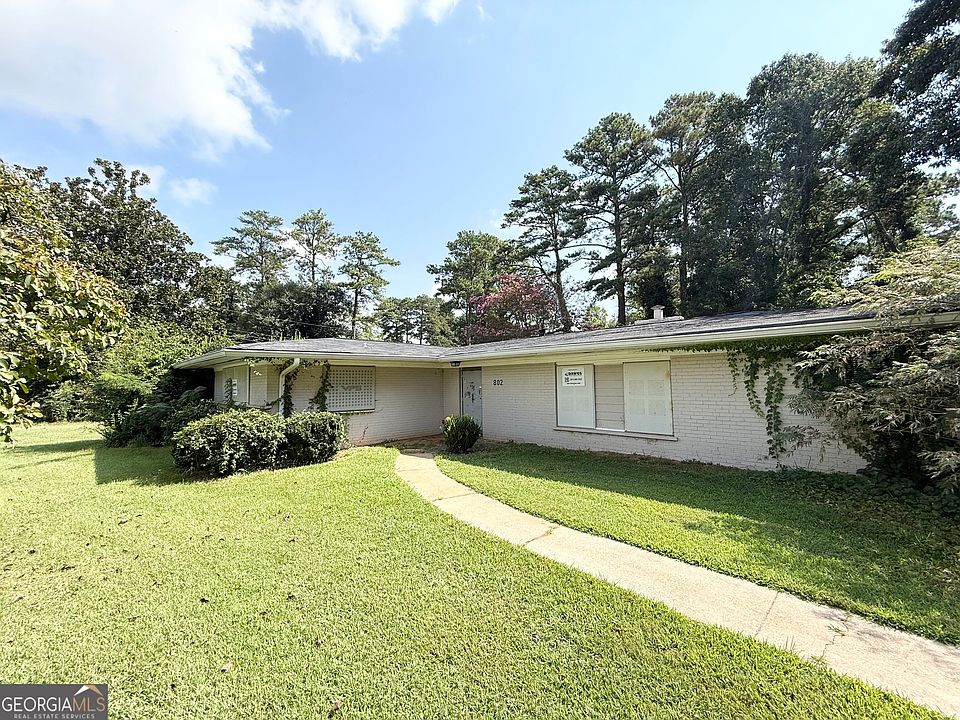 2nd image of 802 Kenilworth Cir