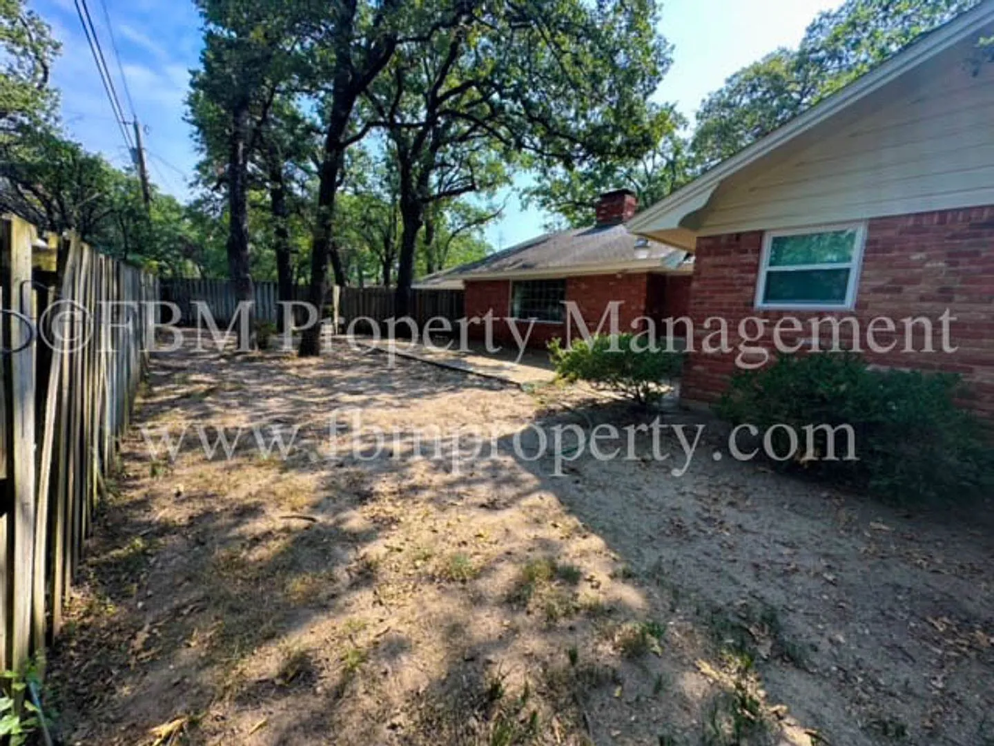 900 Dobbins Rd - 3 Bedroom, 2 Bathroom Brick Home in Corsicana, TX! — Photo 4