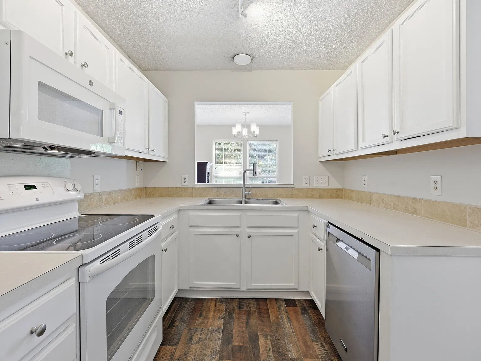 3 bed, 2.5 bath, 1589 sqft, $2,200 — Photo 4
