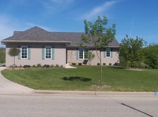 220 Granary Cir, Hartland, WI 53029