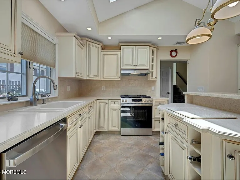 184 W Passaic Ave — Photo 6