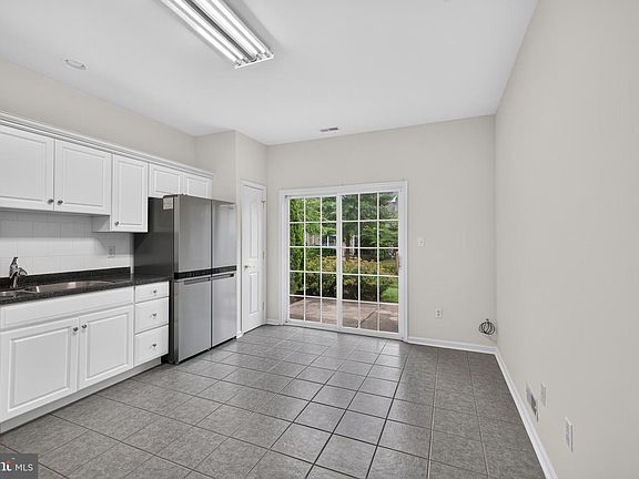 5th image of 463 Sweetman Dr