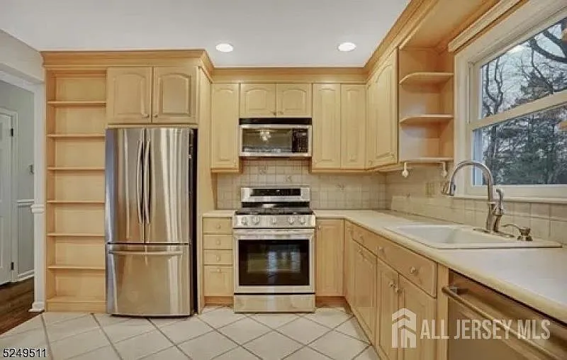 3 bed, 1.5 bath, $3,800 — Photo 4