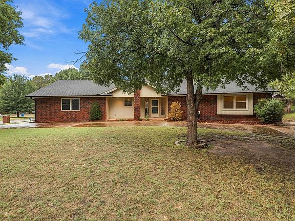 2nd image of 1302 Shady Oaks Pl