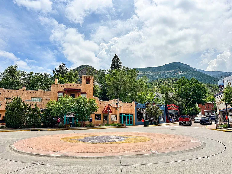 Manitou ave. 3 minute walk