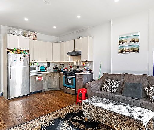 3rd image of 527 Ashford St