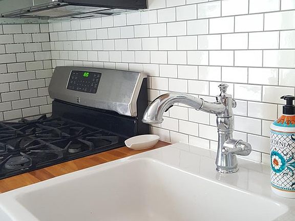 Farmhouse sink with disposal