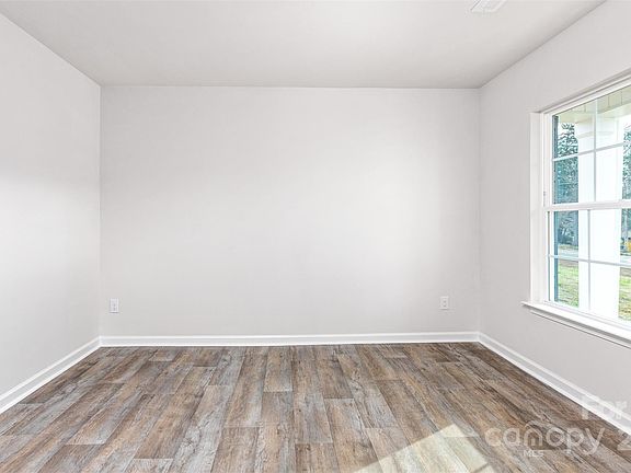4th image of 276 Lulu Ln