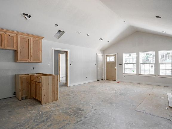 4th image of 601 E Woodard St