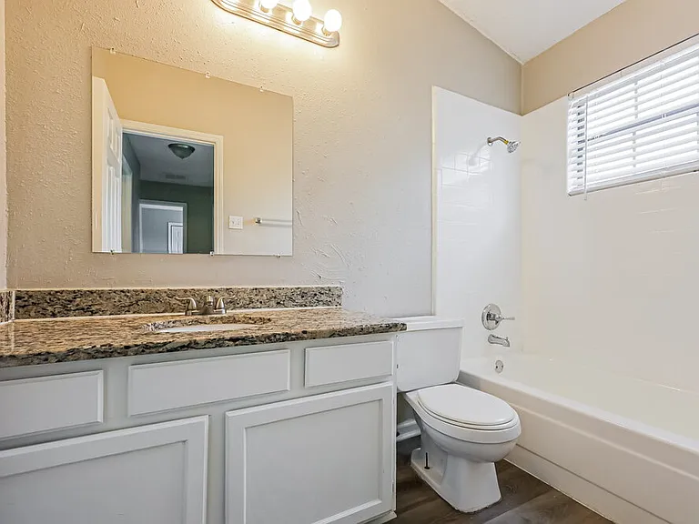 1804 Lincolnshire Way — Photo 15