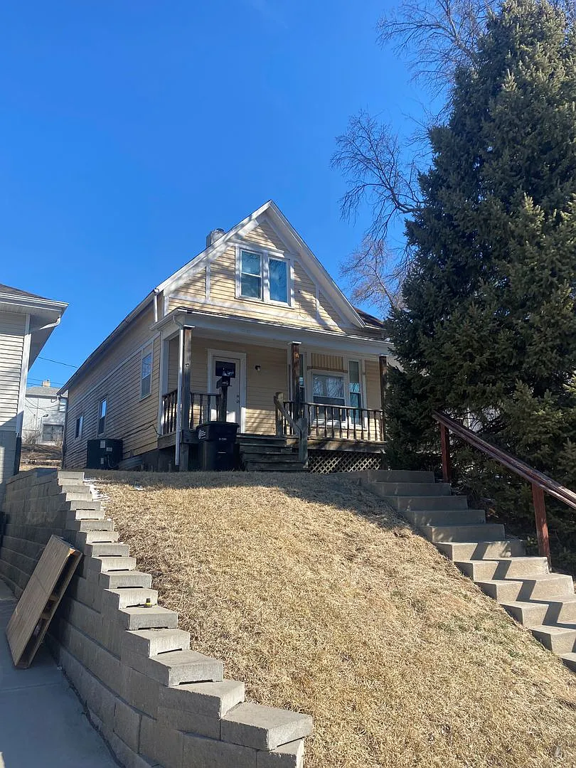 Updated 4 bed 1.5 Bath in Omaha — Photo 1
