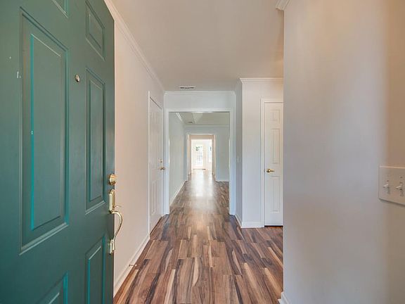 5th image of 404 Forest Glen Cir