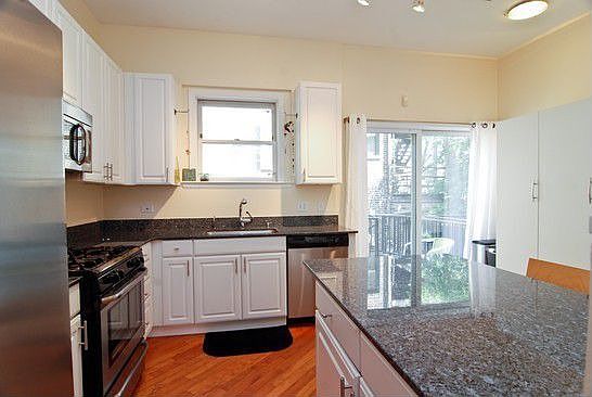 4th image of 1755 N Hermitage Ave #B