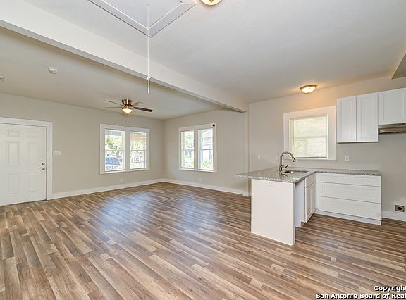5th image of 806 Menchaca St