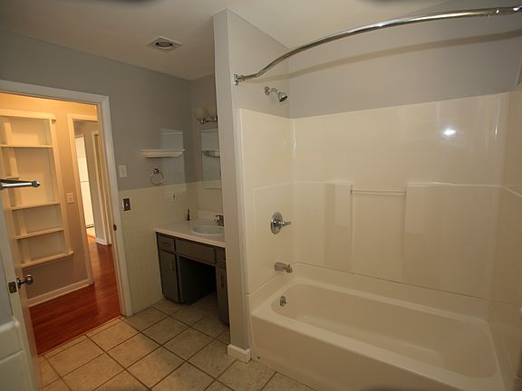 5th image of 405 Willard St