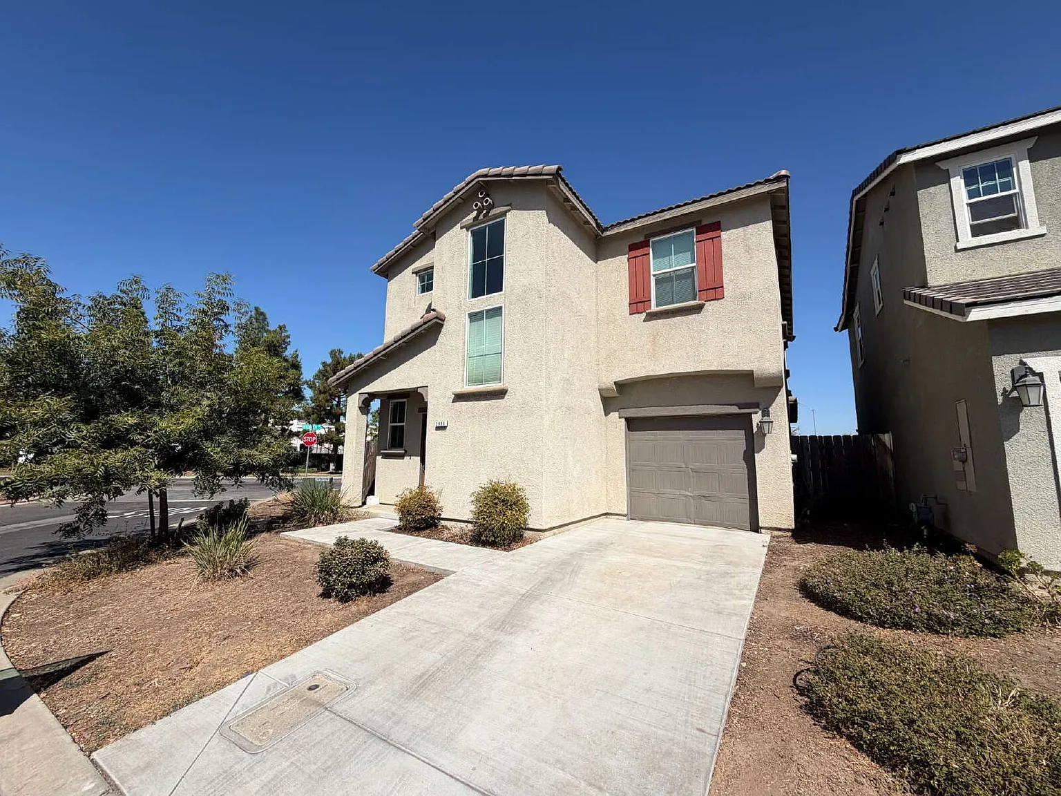 3 bed, 2.5 bath, 1401 sqft, $2,000 — Photo 2