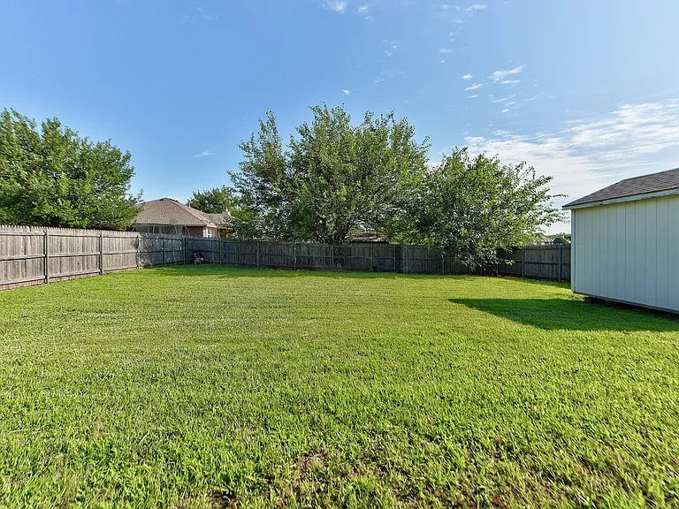 2809 E Lake Dr — Photo 2