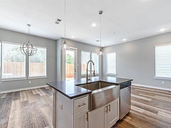 5th image of 314 Parker Willow Ln