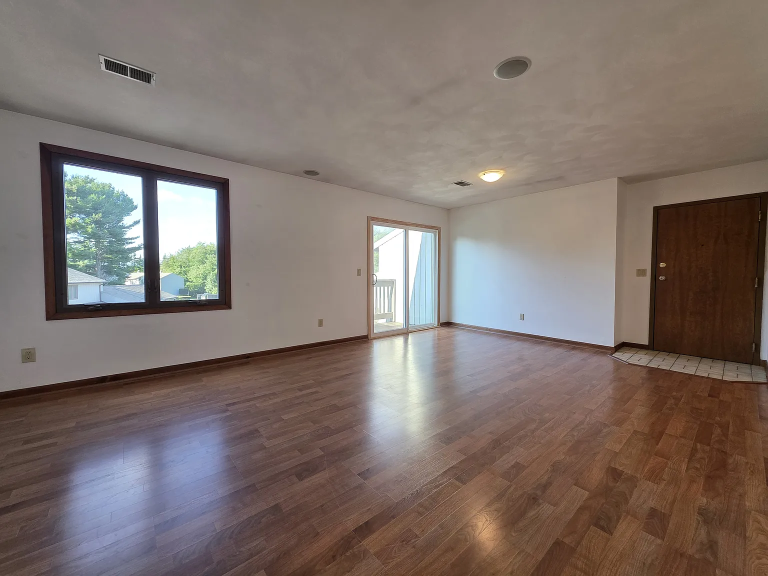  36 Kristee Cir CONDO 3rdFlr 2B/1.5B Balcony! A/C! In-UnitLaundry Prkg — Photo 2