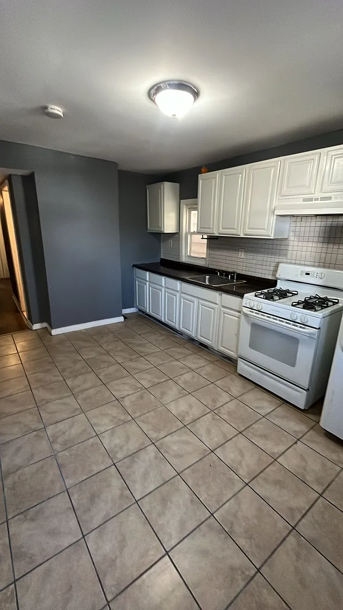 Building Photo - 449 Avon Ave #2