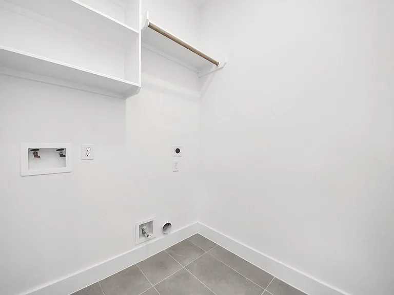 505 Middle St — Photo 30