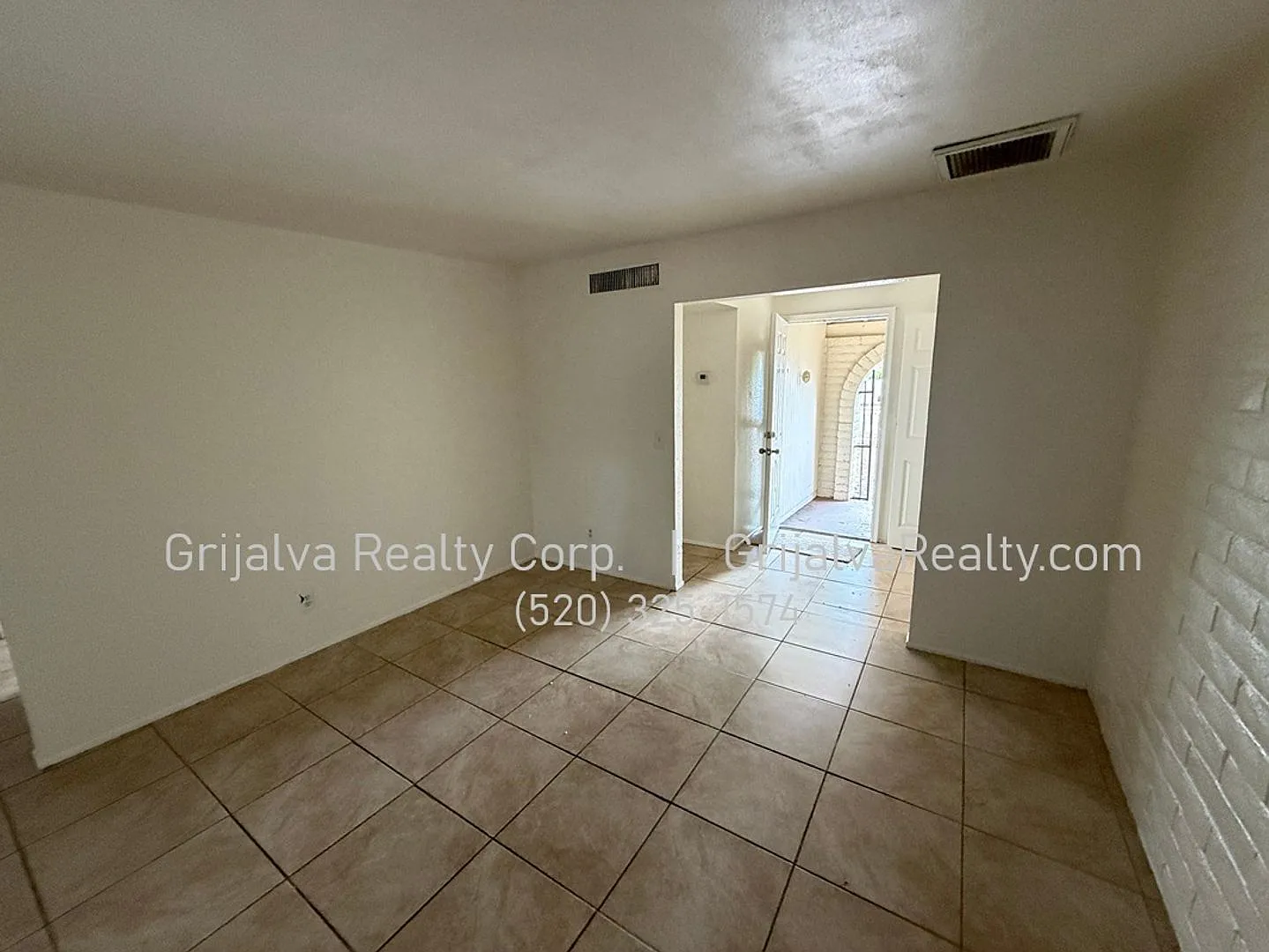 East Side 5 Bedroom, 2 Bath House For Rent *Move-In Special* (Stella/Kolb) — Photo 2