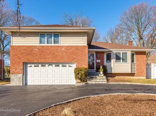 10 Stuart Dr, Syosset, NY 11791